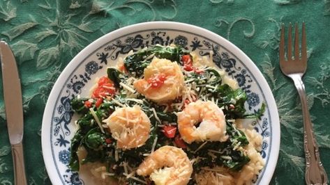 Wonderful seafood risotto is made with shrimp, scallops, red peppers, and spinach! Shrimp Leek, Shrimp Spinach, Spinach Risotto, Lobster Risotto, Citrus Fish, How To Make Risotto, Seafood Risotto, Risotto Recipe, Italian Appetizers