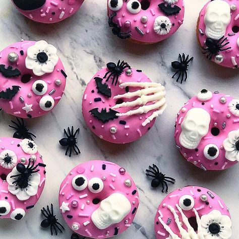 Spider Donuts, Fall Donuts, Donut Decorating Ideas, Pumpkin Patch Birthday, Halloween Donuts, Cute Christmas Cookies, Donut Decorations, Mini Doughnuts, Kawaii Dessert