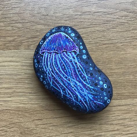 Posca Pens Rock Art, Jellyfish Rock Painting, Rock Painting Ocean, Posca Rock Art, Beachy Paintings, Jellyfish Painting, Aboriginal Dot Painting, Posca Pens, Rock Painting Tutorial