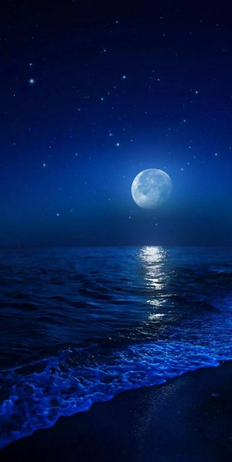 Beautiful Moon Pictures, Night Sky Moon, Cute Owls Wallpaper, Ocean At Night, Beach At Night, Iphone Wallpaper Sky, Night Sky Wallpaper, Sky Moon, Moon Photography