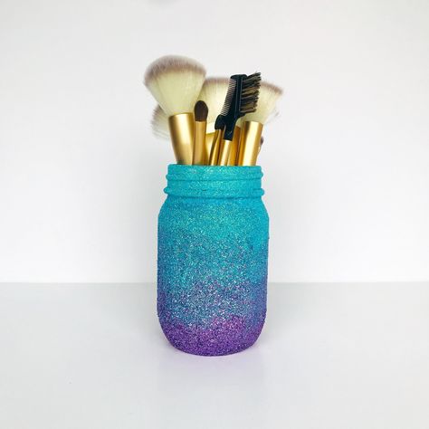 Glitter Glass Jars, Mermaid Decor Bedroom, Mermaid Craft, Mermaid Party Decor, Painting Area, Mermaid Room Decor, Easy Mason Jar Crafts, Ombré Glitter, Mermaid Makeup Brushes