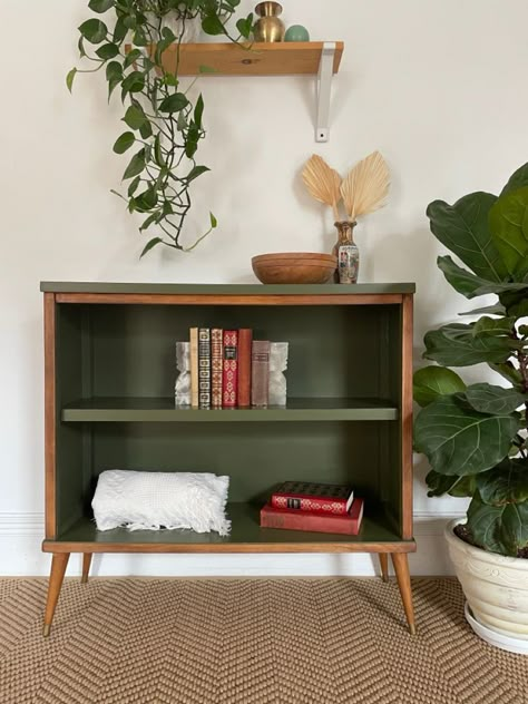 Small Bookcase Makeover, Melange Paint, Green Bookcase, Mcm Cabinet, Green Bookshelves, Diy Classroom Furniture, Coffee Diy, Diy Furniture Repurpose, Diy Furniture Flip