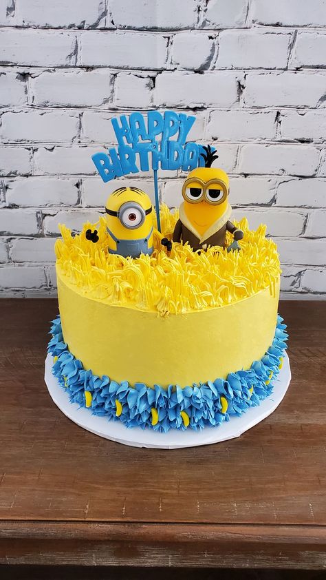 Sponge vanilla cake filled with Dulce de Leche 😋 Minions Bday Cake, Simple Minion Cake, Minion Buttercream Cake, Diy Minion Cake, Despicable Me Birthday Cake, Minion Birthday Cake Ideas, Boys Cakes Birthday, Minion Birthday Party Cake, Cake For Kids Boys