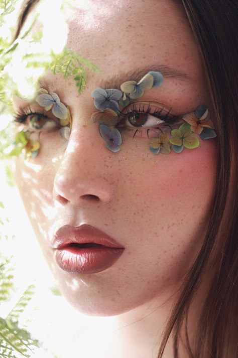 Editorial Flower Makeup, Pressed Flower Makeup, Flower Make Up, Thread Makeup, 70’s Makeup, Bird Makeup, Soft Make-up, Flower Eyes, Female Portrait Poses