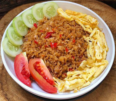 Nasi goreng, or fried rice, is one of Indonesia’s most famous dishes — and a popular street food item. Our recipe adds egg and crackers. Nasi Goreng Recipe, Indonesian Dishes, Indonesian Fried Rice, Rice Noodle Recipes, Famous Dishes, Sweet Soy Sauce, Indonesian Recipes, Rice Bowls Recipes, Plating Ideas