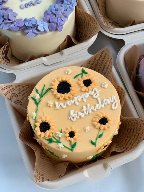 sunflower bento box cake Sunflower Bento Cake Design, Sunflower Cake Aesthetic, Yellow Bento Cake Design, Sunflower Design Cake, Cake Designs Sunflower, Korean Cake Box, Sunflower Birthday Cake For Women, Sunflower Bento Cake, Cake Designs Yellow