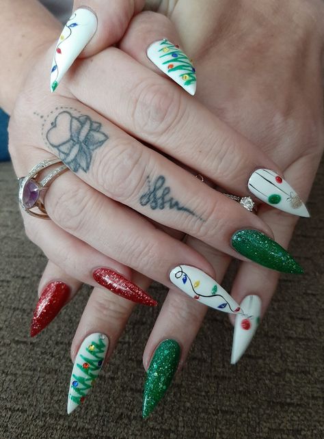 Stiletto Nails Christmas Designs, Christmas Nails Full Colour, Christmas Nail Green And Red, Christmas Nails 2023 Stiletto, December Stiletto Nails, Christmas Nails Stiletto Glitter, Christmas Stellio Nails, Christmas Nails Crazy, Funky Holiday Nails