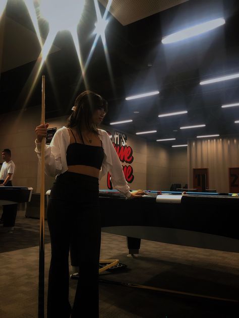 Aesthetic Billiards Playing Pool Outfit, Billiard Outfit Ideas, Billiard Couple, Billiard Pose, Billiard Outfit, Billiard Photoshoot, Billiard Photography, Pool Table Photoshoot, Table Photoshoot