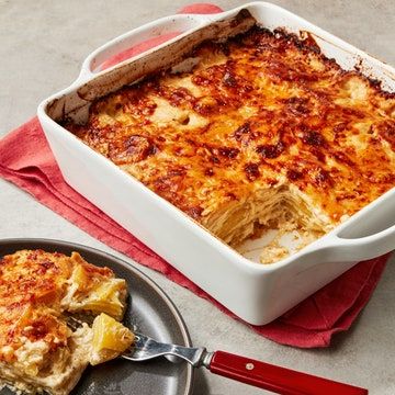 Unique Potato Recipes, Dauphinoise Potatoes, Crispy Potato Skins, Potatoes Dauphinoise, French Potatoes, Best Potato Recipes, Crispy Smashed Potatoes, Classic French Dishes, Ceramic Baking Dish