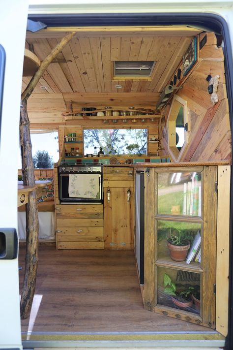 Van For 3 People, Van Life Layout With Bathroom, Van Kitchen Ideas, Van Home Ideas, Van Build Ideas, Van Inside, Van Decor, Van Interiors, Converted Vans