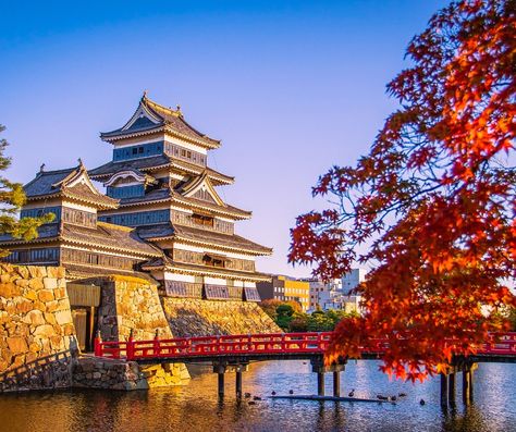 Towering over the mountains, Matsumoto Castle 🏯 is a stunning example of traditional Japanese castle architecture. This 16th-century fortress, with its distinctive black-and-white facade, is one of Japan's premier historic sites. Wandering its wooden interiors and admiring the sweeping views is truly a breathtaking experience. 🇯🇵 #MatsumotoCastle #JapanTravel #CastlePhotography Matsumoto Castle Japan, Japanese Castle, 16th Century, Japan Travel, Historical Sites, The Mountain, Japanese Traditional, Tower, Castle