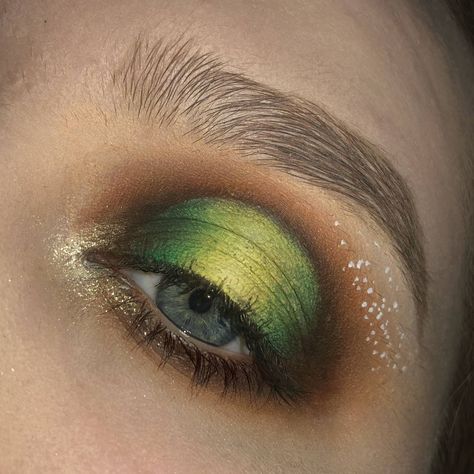 Earth Element Makeup Looks, Earth Witch Makeup Ideas, Forest Queen Makeup, Fae Aesthetic Eye Makeup, Mother Nature Makeup Looks, Forest Themed Makeup, Earth Tone Eye Makeup, Earth Toned Makeup, Earth Inspired Makeup