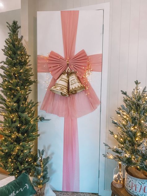 Pink Christmas House Decorations, Christmas Decorations Pink And Gold, Pink Door Christmas Decor, Rose Pink Christmas Decorations, Pink Front Door Christmas Decor, Pink Silver Christmas Decor, Pink Christmas Decorations Table, Rose And Gold Christmas Decor, Blow Up Christmas Decorations Yards