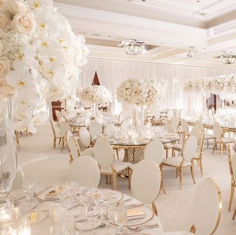 Simple Wedding Decoration, White And Gold Wedding Themes, White And Gold Wedding, Bloom Box, Elegant Wedding Themes, White Weddings Reception, White Wedding Decorations, Wedding Hall Decorations, White Wedding Theme