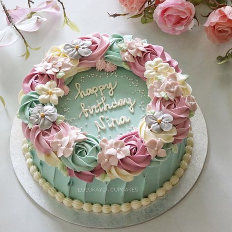 Birthday Cake With Frosting Flowers, Fun Buttercream Cake Designs, Butter Cream Frosting Cake Design, Floral Frosting Cake, Butter Cream Design Cake, Butter Cream Flower Cake Design, Birthday Cake With Buttercream Flowers, Pretty Buttercream Cakes, Frosting Flower Cake