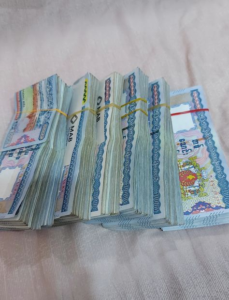 Myanmar Money 10000, Myanmar Money Photo, Myanmar Money, Video Call With Boyfriend Prank, Black Mask Aesthetic, Myanmar Flag, Animal Mashups, Mobile Cartoon, Beautiful Simple Mehndi Design