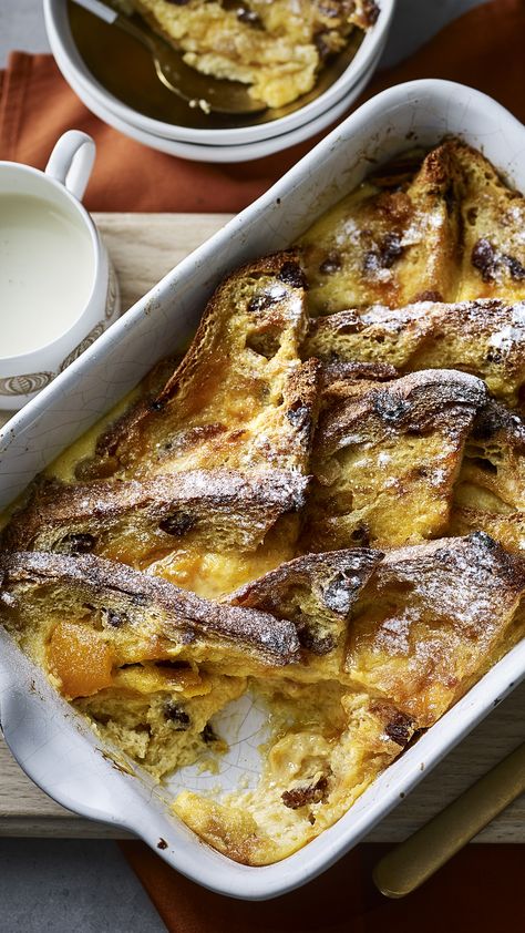 If you (miraculously!) have a bit of panettone leftover this Christmas and plenty of eggs and cream around, use it to give bread and butter pud an upgrade. Brioche Bread Pudding, Panettone Bread, Healthy Pies, Pumpkin Bread Pudding, Butter Pudding, Boozy Desserts, Bread And Butter Pudding, Brioche Bread, Bread Pudding Recipe