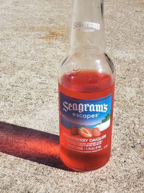 Seagrams Drinks, Drinks Strawberry, Drinks Aesthetic, Cruel Summer, Strawberry Daiquiri, Alcohol Aesthetic, Daiquiri, Summer Parties, Kate Moss