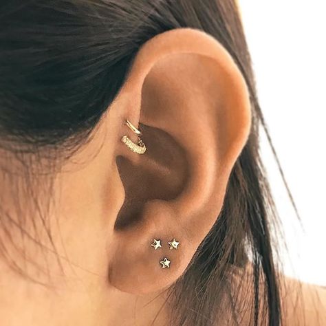 A trilogy of stars adorn the lobe of this attractive #CuratedEar! Beautifully contrasting with the bright hoops higher up on the earhead, this stunning Yellow Gold triangle is a great example of how three simple piercings make a big impact act in an ear. (Shop this Style - Link in our Profile)⠀⠀⠀ .⠀⠀⠀ : @pennypiercer⠀⠀ .⠀⠀⠀ #mariatash #earcandy #diamond #CuratedEar #tashrook #tashrookpiercing #earhead #earheadpiercing⠀⠀ #goldjewelry #piercer #earrings #jewlery #bijoux #piercing Triple Piercing, Ear Peircings, Maria Tash, Cute Ear Piercings, Cute Piercings, Hammered Hoop Earrings, Lobe Piercing, Helix Earrings, Ear Piercing