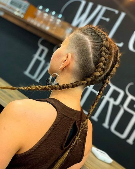 Female Undercut Long Hair, One Side Shaved Hairstyles, Long Hair Shaved Sides, Undercut Ideas, Long Mohawk, Side Shave, Undercut Hairstyles Women, Braids With Shaved Sides, Undercut Long Hair