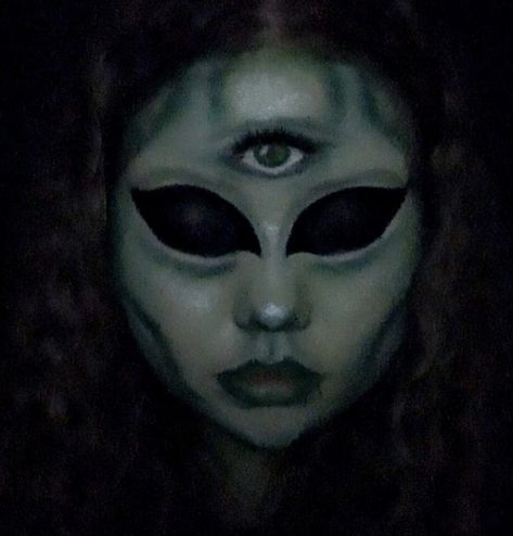 makeup, mua, creative makeup Silver Halloween Makeup, Simple Alien Makeup, Green Alien Makeup, Alien Makeup Pretty, Alien Makeup Halloween, Alien Makeup Looks, Alien Halloween Makeup, Haunted House Makeup, Alien Makeup