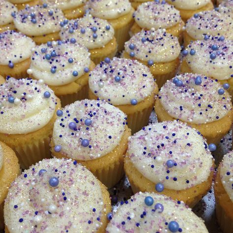 Purple and gold glitter mini cupcakes Iridescent Cupcakes, Sparkle Cupcakes, Fairy Tea Parties, Sprinkle Cupcakes, Glitter Cupcakes, Diy Cupcakes, Custom Cupcakes, Purple Sparkle, Garden Fairy