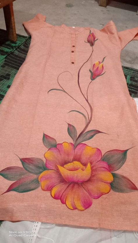 Hand Painting On Fabric Design Kurti, Painting On Kurtis Fabrics, Fabric Painting Kurti Design, Fabric Painting On Clothes Kurti, Kurti Painting Ideas, Painting Ideas On Kurtis, Kurti Painting Design, Fabric Painting Ideas On Kurtis, Saree Painting Designs Hands