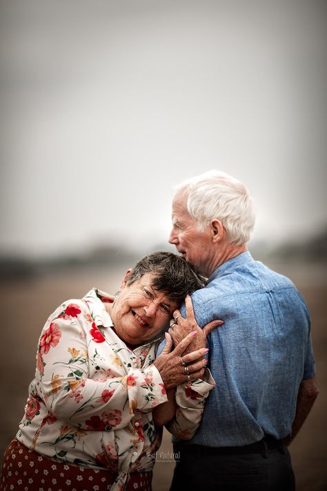 Poses For Older Couples, Old Couple Photography, Older Couple Poses, Older Couple Photography, Grandparents Photography, Ty A Ja, Cute Old Couples, Shooting Couple, Grandparent Photo