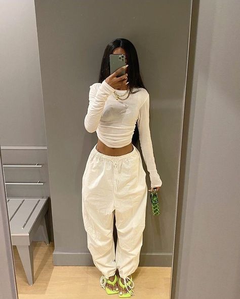 Black girl wearing white long sleeved top | white cuffed joggers | lime green heels | green mini bag | #fashion #fashionstyle #outfits #outfitoftheday #style #inspiration #streetstyle White Sweatpants Outfit, Houseparty Outfits, Mode Kylie Jenner, Stile Hijab, Mode Hipster, Mode Zara, Kleidung Diy, Neue Outfits