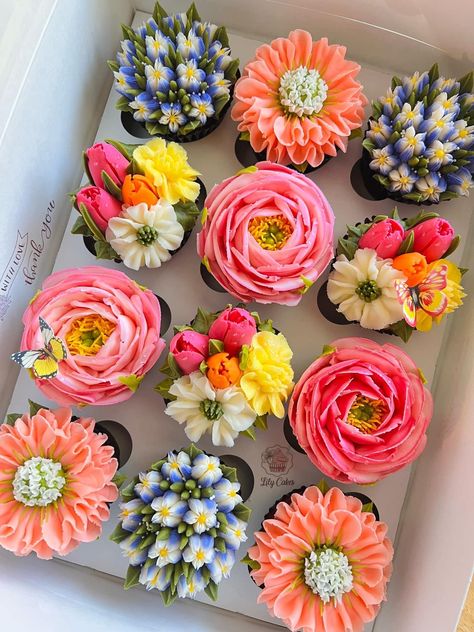 Creative Cupcakes Ideas Decorations, Flower Buttercream Cupcakes, Wild Flower Cupcakes Ideas, Floral Wedding Cupcakes, Wild Flower Cupcakes, Wildflower Cupcakes, Whimsical Cupcakes, Flower Birthday Party, Cupcake Cake Designs