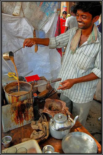 Take me to the recipe now! Photo courtesy of Shrk It took me YEARS to finally figure this one out. Tea is such a simple thing. You would think. After I'm-not-kidding like 20 years of stumbling arou... Chai Wala, Tea Painting, Tea Stall, Indian Milk, Masala Chai Tea, Memory Drawing, Indian Chai, Chai Tea Recipe, India Street