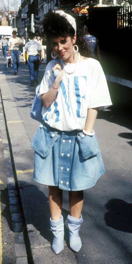 1980s: This oh-so-'80s street style photo (that hair!) showcased the denim skirt with a shorter hem and extra details. Grunge Style Outfits, 1980s Outfits, Style Année 80, 80s Trends, 1980s Fashion Trends, Look 80s, 80s Party Outfits, 80s Fashion Trends, 80s Look