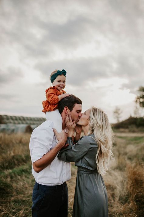 Family Photos Hiking, Diy Outdoor Family Photos, Family Poses 3 People, 3 People Family Photos Posing Ideas, Fall Photoshoot Outfits Family Of 3, Fall Family Photos One Child, Family Of 3 Posing Ideas, Family Of Three Photoshoot Poses, Family Of 3 Photo Ideas Summer