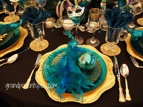 Peacock Decorating Ideas, Peacock Tablescape, Peacock Party Decorations, Purple Table Settings, Mardi Gras Party Decorations, Ostrich Feather Centerpieces, Mardi Gras Centerpieces, Parties Decorations, Peacock Ornaments