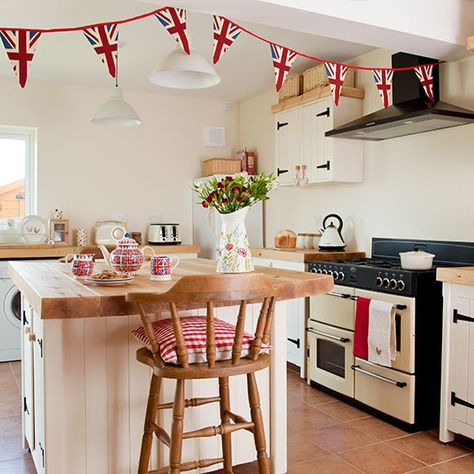 From the bunting to Mary and Paul's trusty judging table, we've picked our favourite design features from the Great British Bake Off tent Bake Off Aesthetic, Tent Aesthetic, British Kitchen, 25 Beautiful Homes, Home Decor Catalogs, Kitchen Christmas, British Bake Off, Great British Bake Off, Bake Off