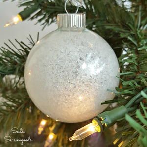 Easy and Elegant DIY Frosted Ornaments Frosted Ornaments, Clear Ornament Balls, Snow Ornaments, Frosted Glass Design, Diy Snow, Easy Christmas Ornaments, Mercury Glass Christmas Ornaments, Diy Christmas Ornaments Easy, Clear Ornaments