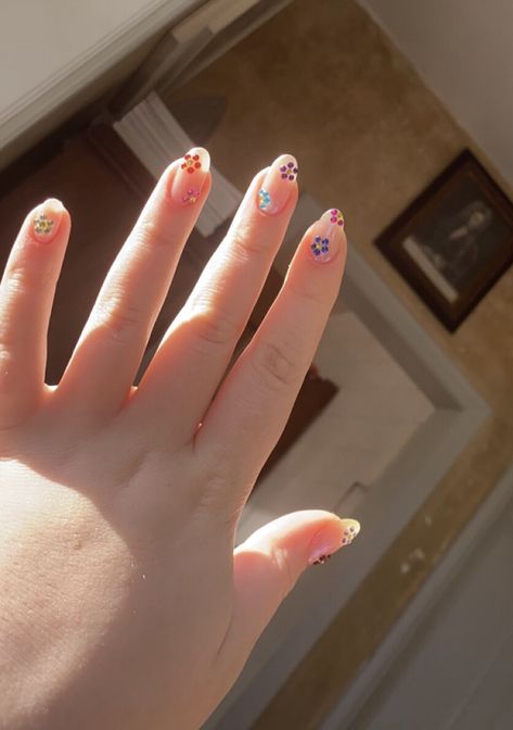 Gemstone flower nails with pink nude base Rhinestone Flower Nails, Cute Flower Nails, Nails With Pink, Flower Shorts, Cute Flower, Cute Nail Designs, Flower Nails, Beauty Nails, Cute Nails