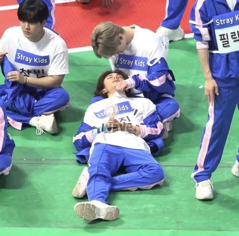 Lee Know X Hyunjin, Isac Kpop, Hyunho Skz, Lee Know And Hyunjin, Hyunjin And Lee Know, Lee Know Hyunjin, Judging People, Funny Morning Pictures, Hyun Jin