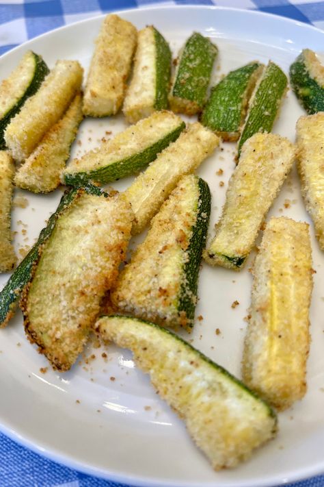 Zucchini Fries - Messy Bun Motherhood Zucchini Toddler Recipes, Blw Zucchini Recipes, Baby Zucchini Recipes, Strawberry Banana Pancakes, Applesauce Pancakes, Blw Recipes, Bunny Food, Flavored Pancakes, Baby Meals