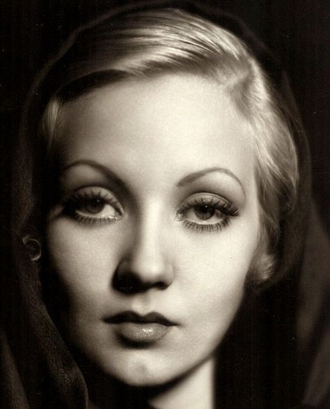 1930s Fashion and Beauty – #Makeup Tips for Eyes and Lips Actress Ann Sothern with some 1930s beauty tricks for your eyes and lips - Try these tricks, then decide how you want to wear your eyebrows and lip rouge this season. Experiment before plucking your brows; pencil on different shapes as the lovely Ann Sothern has. When you decide which fits your face best, pluck your brows. Experiment with your lips by applying lip rouge to discover the best shape. 1930s Beauty, Ann Sothern, 1930s Fashion, Beauty Makeup Tips, Beauty Stuff, Golden Age Of Hollywood, Vintage Glamour, Vintage Hollywood, White Photo