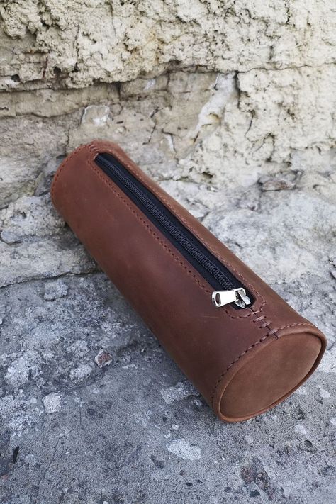 Leather Accessories Diy, Pencil Case Pattern, Leather Bag Design, Leather Pencil Case, Leather Craft Patterns, Leather Craft Projects, Leather Bag Pattern, Free Pdf Pattern, Leather Diy Crafts