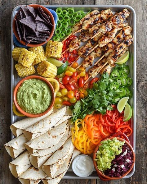 Cold Mexican Food, Dinner Boards, Shabbat Meals, Spicy Guacamole Recipe, Charcuterie Board Party, Chicken Tortillas, Platter Party, Spicy Guacamole, Decorações Com Comidas