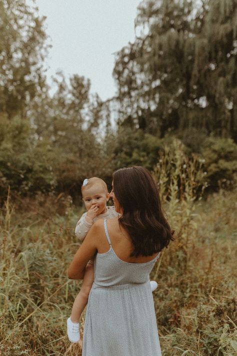 Single Mum Photoshoot, Mom Poses Photography, Single Mom Family Photo Ideas, Mommy And Me Photo Shoot 8 Month Old, Mom And 1 Year Daughter Photoshoot, Mother’s Day Photoshoot With Baby, Mom And Baby Girl Photoshooting, Mom And Baby Outdoor Photoshoot, Mom And Baby Poses Photo Ideas