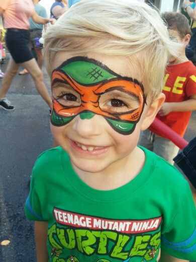 Ninja turtle face painting! It would be cool to do something like this! Ninja Turtle Face Paint, Turtle Makeup, Superhero Face Painting, Festival Face Paint, Face Painting Tips, Face Painting For Boys, Homemade Face Paints, Festival Face, Face Painting Easy