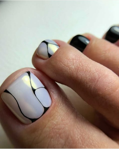 Chic Pedicure, Black Toe Nails, Beach Themed Nails, Simple Toe Nails, Pretty Pedicures, Pedicure Designs Toenails, Gel Toe Nails, Toe Nail Color, Pedicure Ideas