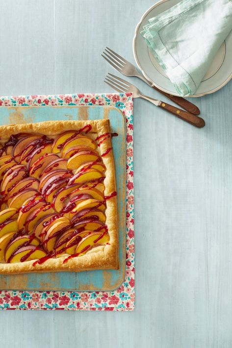 Serve This Peach Melba Tart at Your Next Summer Garden Partythepioneerwoman Tart Desserts, Amazing Deserts, Barbecue Desserts, Peach Puff Pastry, Summer Pie Recipes, Peach Tart, Baker Baker, Summer Pie, Peach Melba