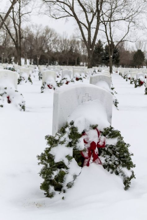 Make an extra wreath for a grave that never has any flowers in honor of Christmas. Diy Grave Blankets, Christmas Wreaths Diy Evergreen, Graveside Decorations, Evergreen Wreaths, Make A Christmas Wreath, Homemade Wreath, Wreath For Christmas, Greenery Flowers, Gravesite Decorations