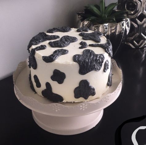 Cow Print Cake Ideas Buttercream, Buttercream Cow Print Cake, Cow Cake Decoration, Cow Birthday Cake Diy, Cow Party Cake, Easy Cow Cake, Cow Print Cake Ideas, Diy Cow Cake, Cow Print Smash Cake