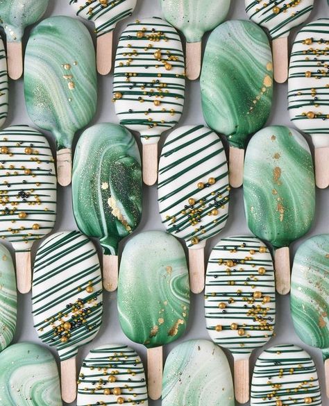 Green Cakesicles Ideas, Green Quinceanera Theme, Green Birthday Cakes, Cake Pop Designs, Olive Green Weddings, Green Desserts, Cake Pop Recipe, Wedding Treats, Pastel Decor