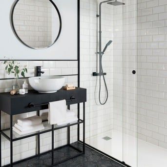 Ideas Baños, Black And White Bathroom, Topps Tiles, Design Blogs, Bathroom Tile Designs, Bathroom Floor Tiles, Minimalist Bathroom, Metroid, Black Bathroom